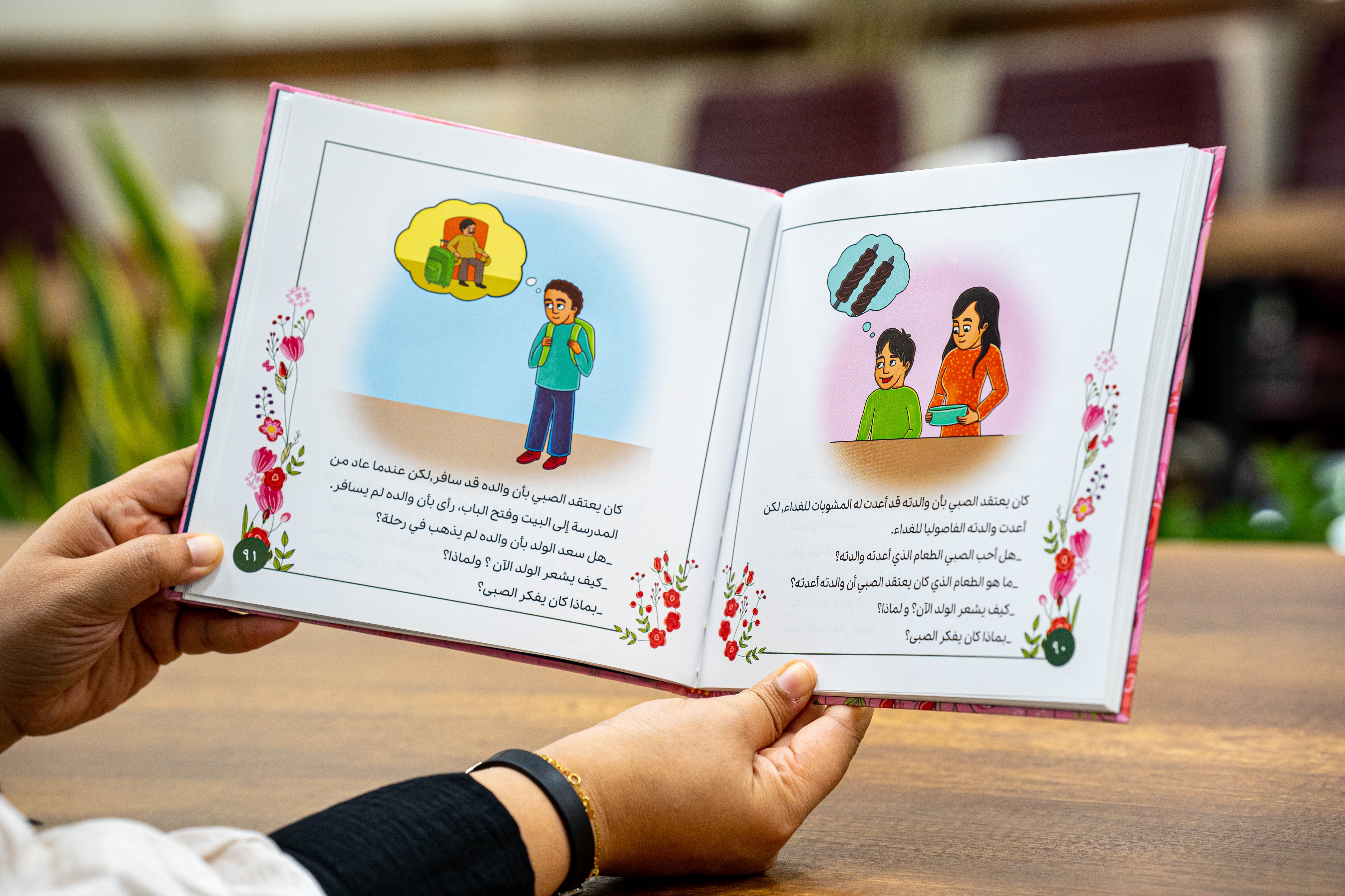 هذا الکتاب التعليمي مصمم خصيصًا للأطفال المصابين بالتوحد الذين يمتلکون قدرات نطق، ويهدف إلى تطوير مهاراتهم الاجتماعية والتواصلية. يحتوي على ثلاثة فصول رئيسية: **حل المشکلات**، **متى وأين نطرح الأسئلة ومن نسأل؟**، و**مهارات التفکير والتعامل مع المشاعر**. يتميز بأنشطة عملية وتصميم جذاب يُساعد الأطفال على تحسين تفاعلهم الاجتماعي، فهم مشاعرهم، والتفکير بطريقة منطقية. مناسب للاستخدام من قبل الوالدين والمعلمين، مع جودة عالية وتصميم مشوق للأطفال.  